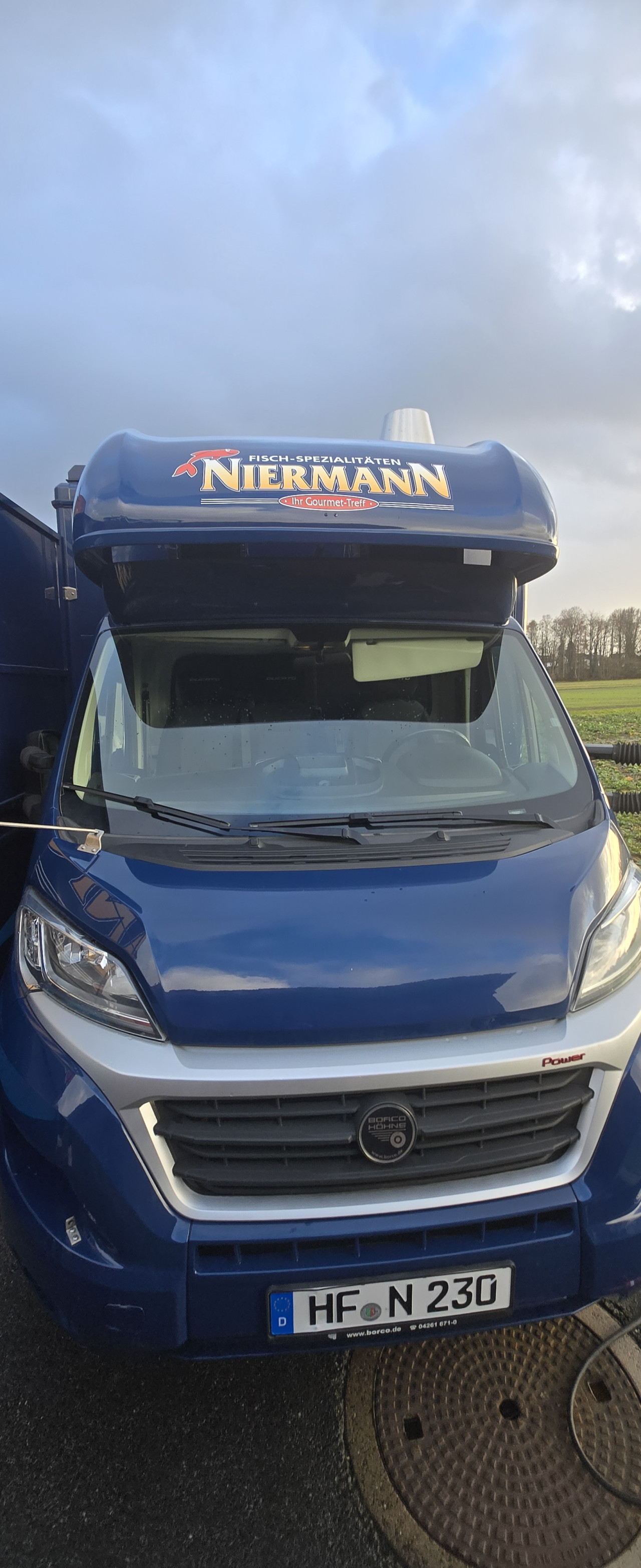 Vooraanzicht van een verkoopwagen voor vis