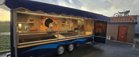 Zijaanzicht van een verkoopwagen voor vis met geopende luifel