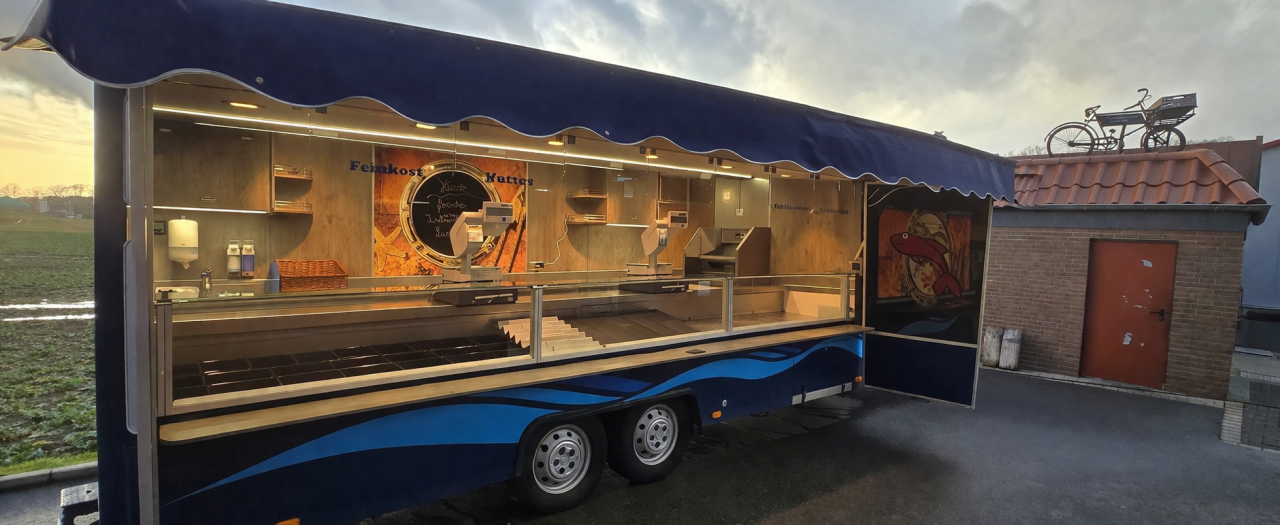 Zijaanzicht van een verkoopwagen voor vis met geopende luifel