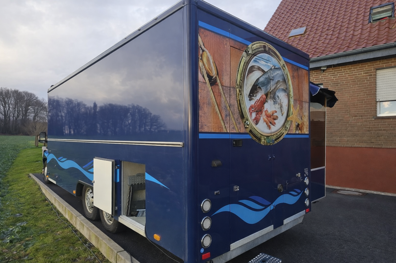 Achteraanzicht van een verkoopwagen voor vis