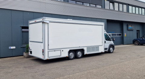 Zijaanzicht van een verkoopwagen met gesloten luifel