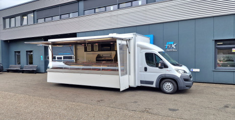Zijaanzicht van een verkoopwagen met geopende luifel