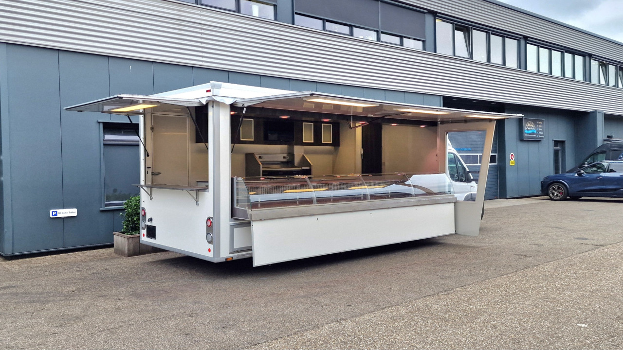 Zijaanzicht van een verkoopwagen met geopende luifel